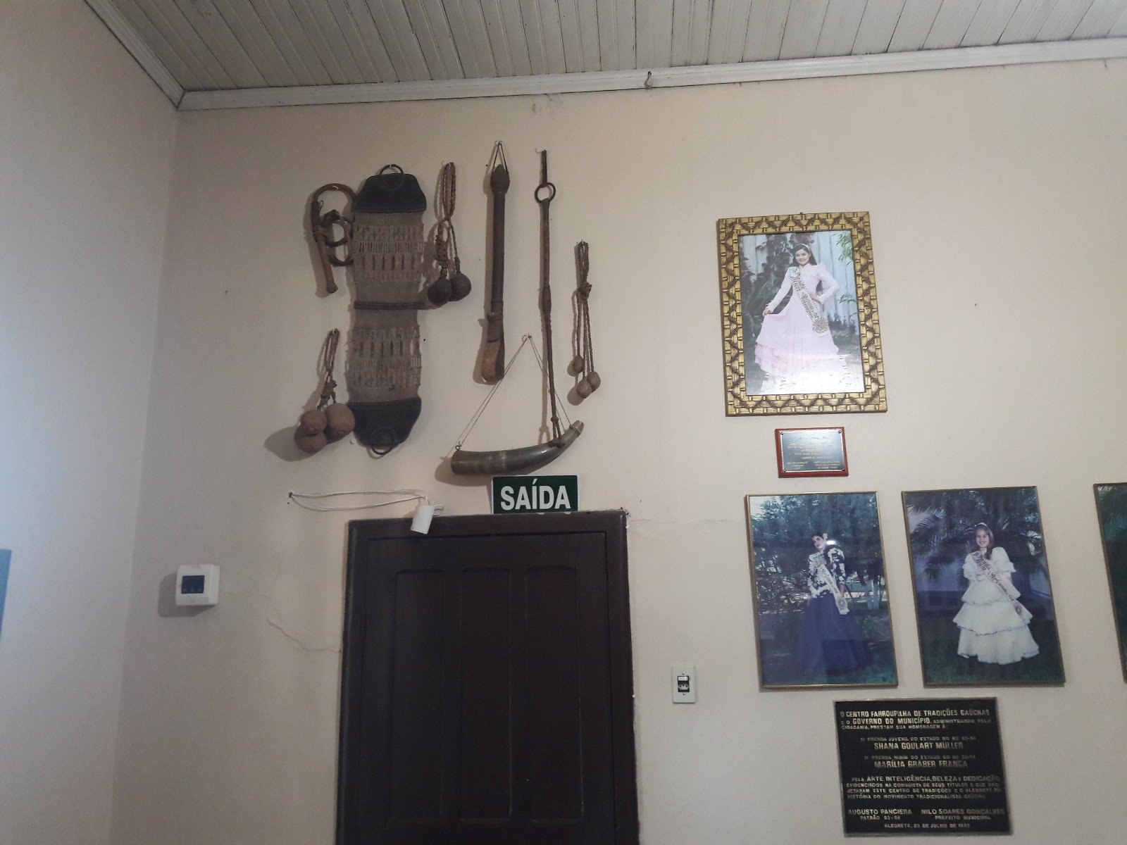 Biblioteca, galerias e salas de trofeus do CTG Farroupilha