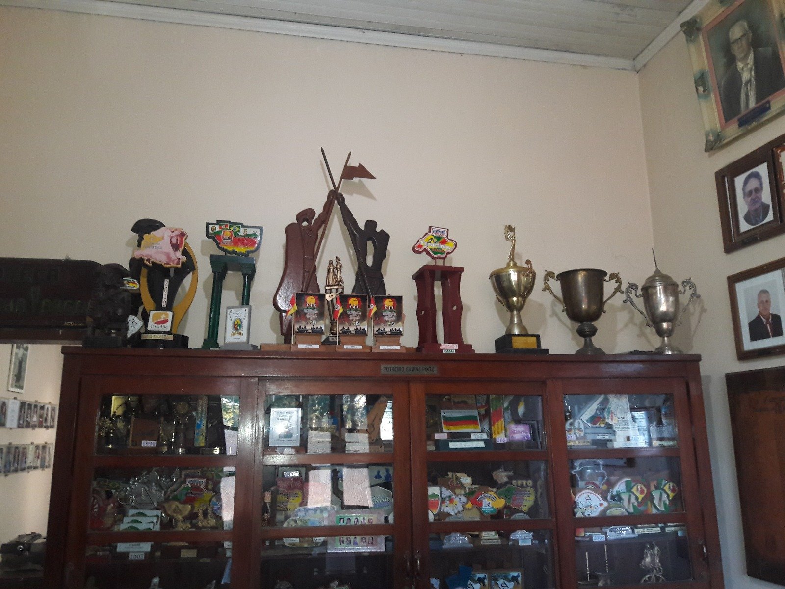 Biblioteca, galerias e salas de trofeus do CTG Farroupilha